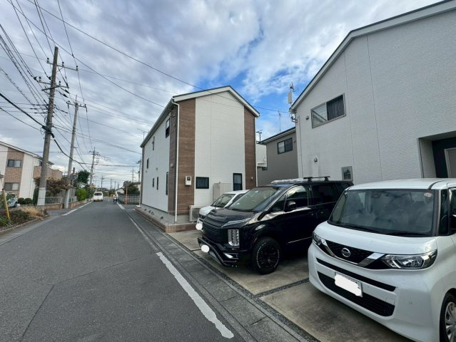 -三丁目不動産-　本庄市朝日町二丁目　平成31年築美観の前面道路含む現地写真