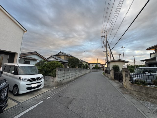 -三丁目不動産-　本庄市朝日町二丁目　平成31年築美観の前面道路含む現地写真