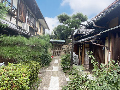 小山下総町 中古テラスの前面道路含む現地写真