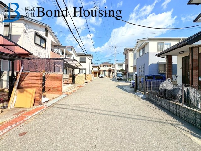 リフォ済み即入居可　並列2台駐車可　谷八木　築25年の前面道路含む現地写真