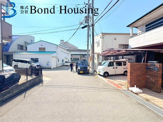 リフォ済み即入居可　並列2台駐車可　谷八木　築25年の前面道路含む現地写真