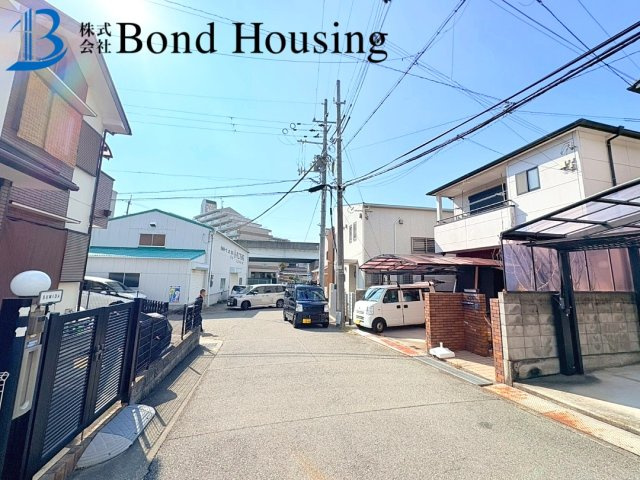 リフォ済み即入居可　並列2台駐車可　谷八木　築25年の前面道路含む現地写真