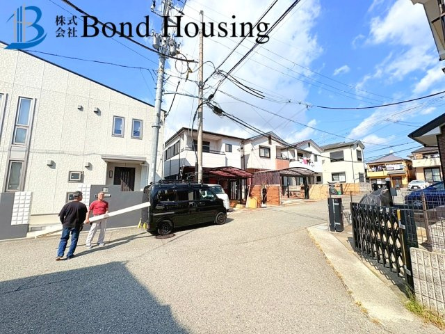 リフォ済み即入居可　並列2台駐車可　谷八木　築25年の前面道路含む現地写真