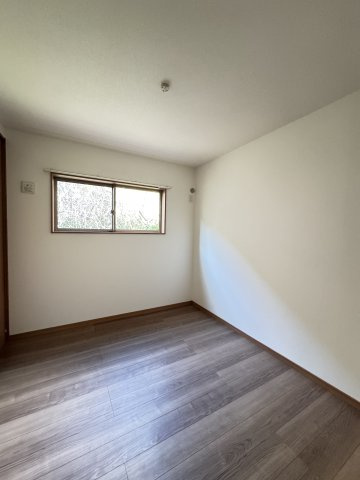 リアライズ箕岡の洋室