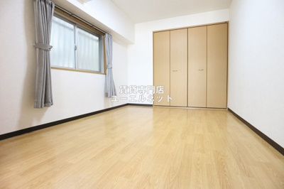 【寝室】 | アカツキハイツ | 明るく開放感のある居室で、自分だけのくつろぎ空間を。