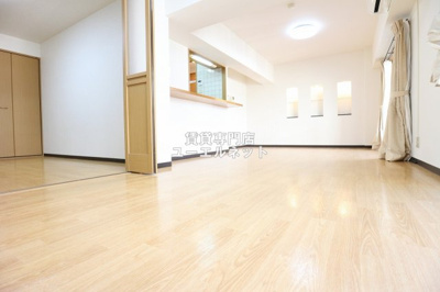 【居間・リビング】 | アカツキハイツ | ゆったりとくつろげる、落ち着きのある居室空間です