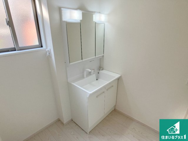 加古郡播磨町東本荘　第1期　新築一戸建ての独立洗面台|清潔感のある洗面台です。フラットな鏡は掃除がしやすく毎日清潔！鏡裏には収納があるのでスッキリとした洗面台が保てます。