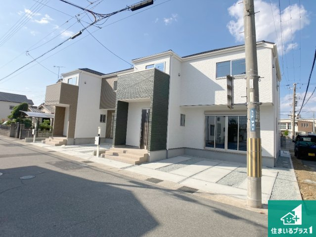 加古郡播磨町東本荘　第1期　新築一戸建ての前面道路含む現地写真|周辺は閑静な住宅街！前面道路広々で車の出し入れも便利です。駐車が苦手な方でも安心して車庫入れできます！