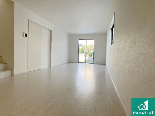 加古郡播磨町東本荘　第1期　新築一戸建ての居間・リビング|日当たり良好の明るいリビングで朝の目覚めもスッキリできそう！対面キッチンでご家族のコミュニケーションも自然と増える設計！小さなお子様が遊ぶスペースを作っても広々とくつろげるLDK！