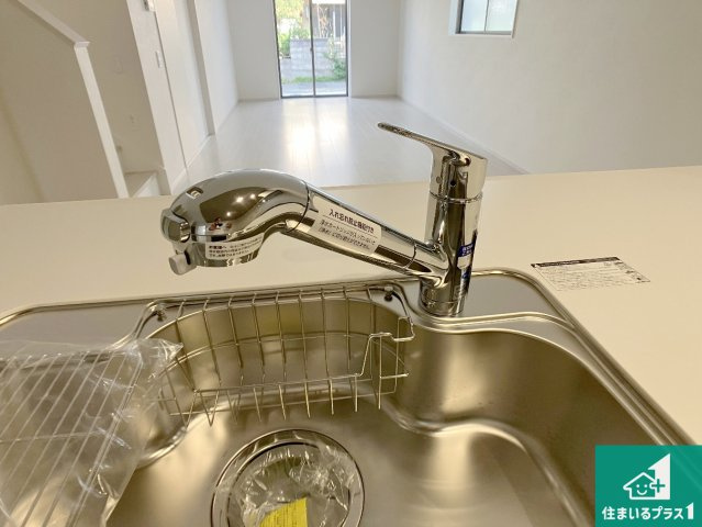 加古郡播磨町東本荘　第1期　新築一戸建ての設備|浄水器を内蔵！炊飯時、お茶を作る時に安心してお水を使えます！お湯と冷水、浄水と原水、シャワーの切替えもワンタッチです！