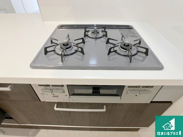 加古郡播磨町東本荘　第1期　新築一戸建ての設備|ダブル高火力Ｓｉセンサー付きコンロ！３口あるので、まとめて料理をする時も大活躍！