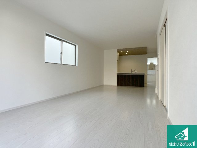 加古郡播磨町東本荘　第1期　新築一戸建ての居間・リビング|シンプルなリビングは、観葉植物等のインテリアを楽しめますね！パパ好みにも、ママ好みにも家具次第で雰囲気を変えることができます！