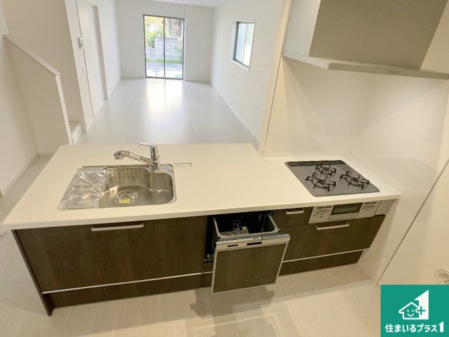 加古郡播磨町東本荘　第1期　新築一戸建てのキッチン|明るいリビングで朝の目覚めもスッキリできそう！対面キッチンでご家族のコミュニケーションも自然と増える設計！小さなお子様が遊ぶスペースを作っても広々とくつろげるLDK！