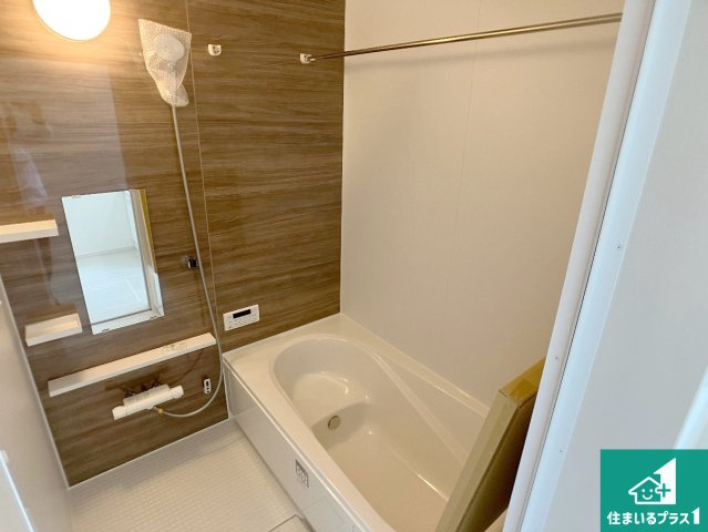 加古郡播磨町東本荘　第1期　新築一戸建ての浴室|足をゆったり伸ばして寛げる浴槽です。窓が設けられていますので差し込む光が明るく穏やかな雰囲気にしてくれます♪浴室乾燥機も設置しているので、雨の日の洗濯物も安心です♪