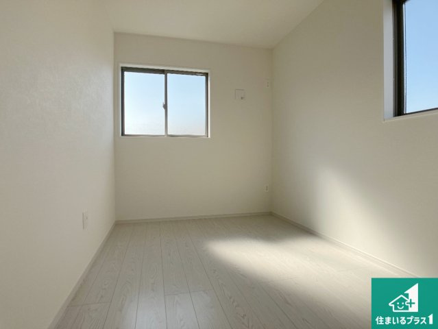 加古郡播磨町東本荘　第1期　新築一戸建ての洋室|寝室は心地よい眠りについてもらいたくて、シンプルかつ開放的な空間な設計にしています！大きな窓から差し込む日が心地いいです♪