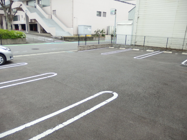 グランディア六名の駐車場