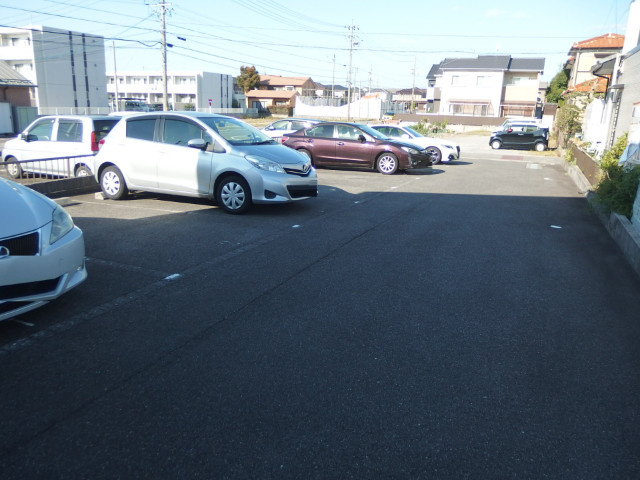 サープラス井内の駐車場