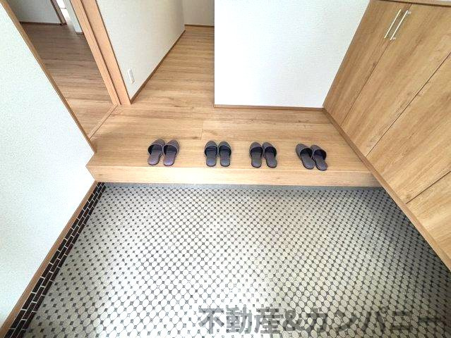 松前町筒井中古戸建の玄関|明るい玄関です
