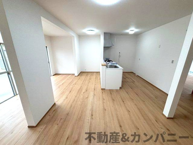 松前町筒井中古戸建の居間・リビング|おしゃれなリビングです