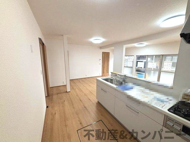 松前町筒井中古戸建の居間・リビング|キッチンからみたリビングです