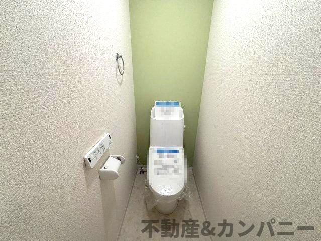 松前町筒井中古戸建のトイレ|コンパクトで使いやすいトイレです