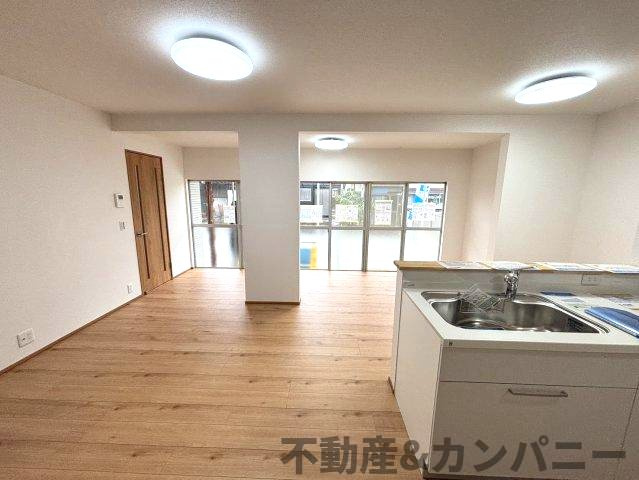 松前町筒井中古戸建の居間・リビング|使いやすいリビングです