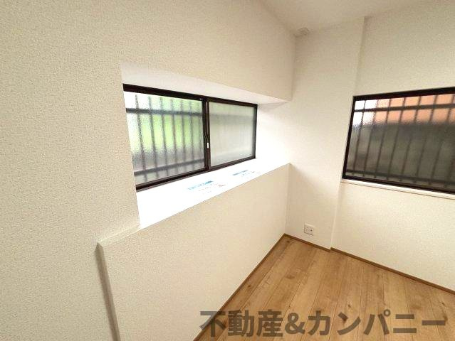 松前町筒井中古戸建の洋室|ちょっとしたものを置くことができます