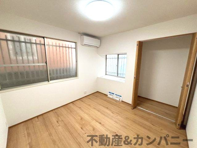 松前町筒井中古戸建の洋室|コンパクトで使いやすい洋室です