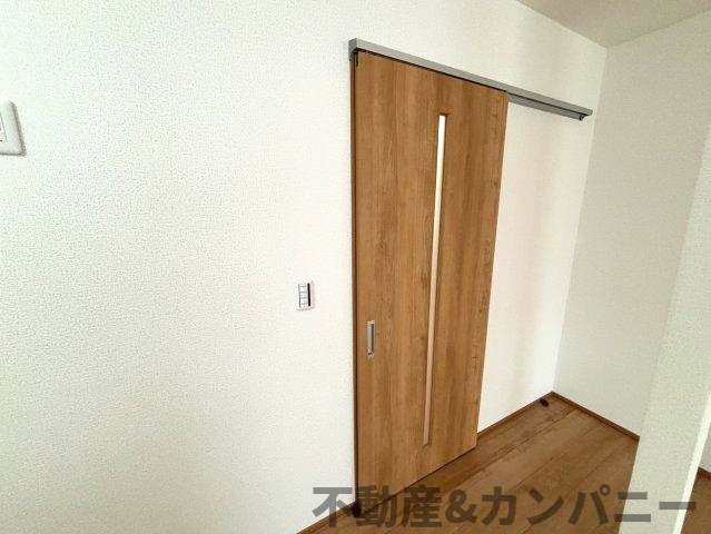 松前町筒井中古戸建のその他|落ち着いた雰囲気のリビングドアです