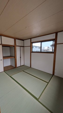 岡山市南区妹尾　ガレージ付き中古戸建の和室|２階和室：約６帖