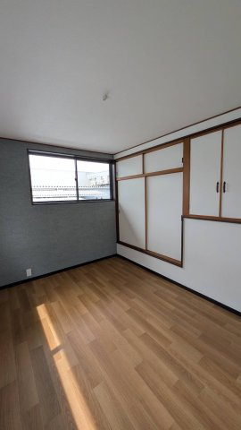 岡山市南区妹尾　ガレージ付き中古戸建の洋室|２階洋室：約６帖