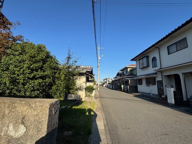 岡山市南区妹尾　ガレージ付き中古戸建の前面道路含む現地写真