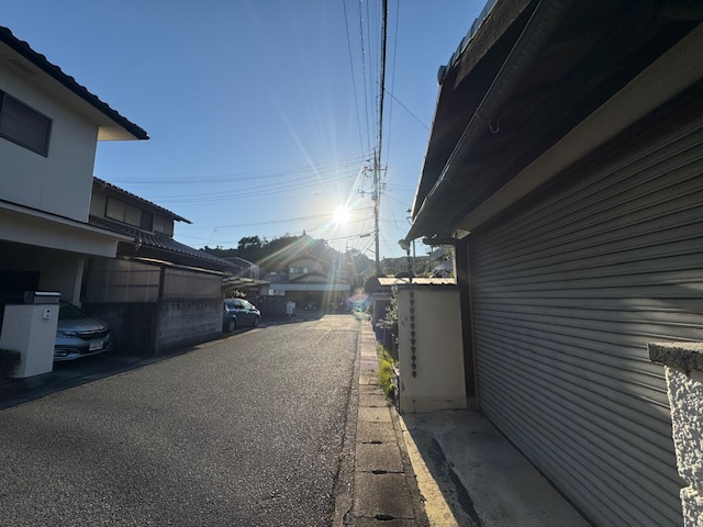 岡山市南区妹尾　ガレージ付き中古戸建の前面道路含む現地写真