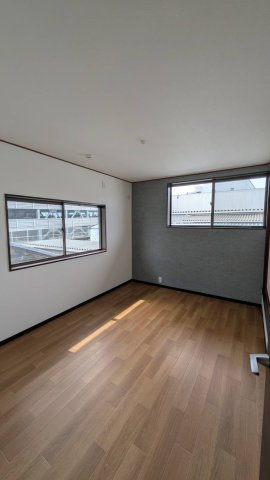 岡山市南区妹尾　ガレージ付き中古戸建の前面道路含む現地写真