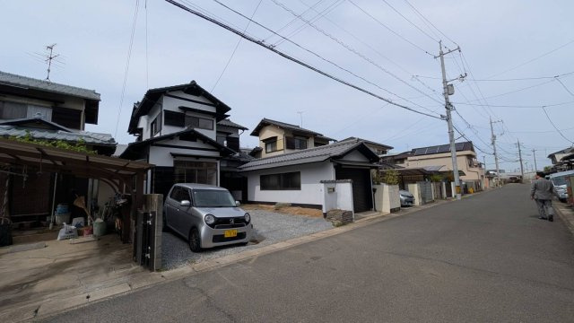岡山市南区妹尾　ガレージ付き中古戸建の前面道路含む現地写真