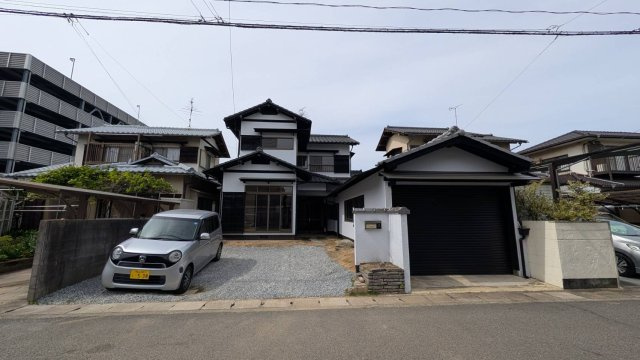 岡山市南区妹尾　ガレージ付き中古戸建の外観|令和８年リフォーム済みです。