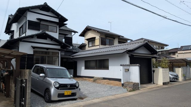岡山市南区妹尾　ガレージ付き中古戸建の外観|ガレージ付きです。