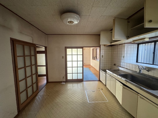 岡山市南区妹尾　ガレージ付き中古戸建のキッチン