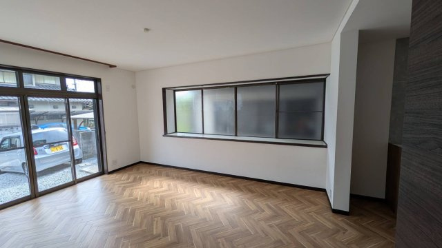 岡山市南区妹尾　ガレージ付き中古戸建の居間・リビング