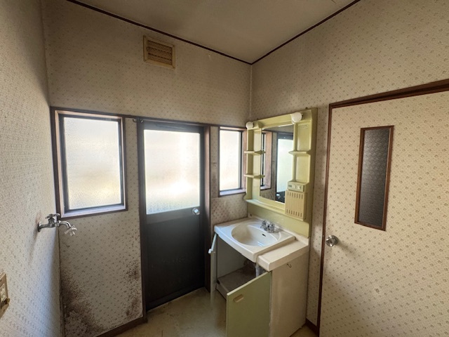 岡山市南区妹尾　ガレージ付き中古戸建の独立洗面台