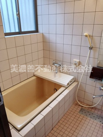 ６５７２６　瑞穂市牛牧中古戸建ての浴室