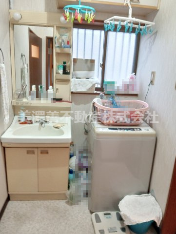 ６５７２６　瑞穂市牛牧中古戸建ての洗面所