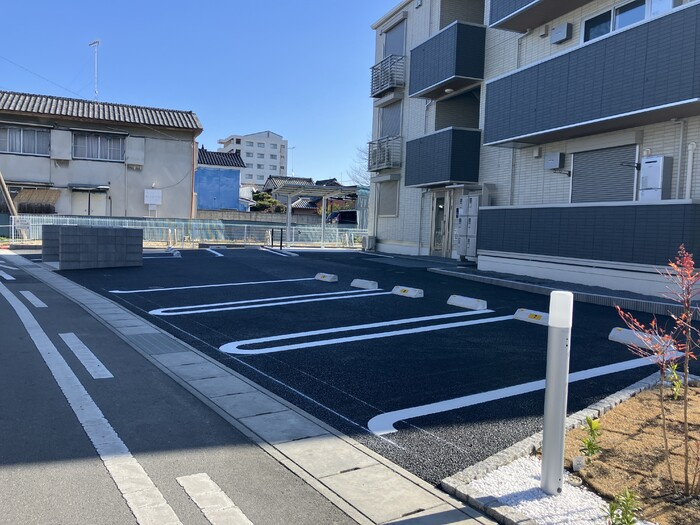 シャトーSANAの駐車場