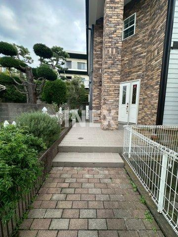 山手戸建Ｂ棟のエントランス
