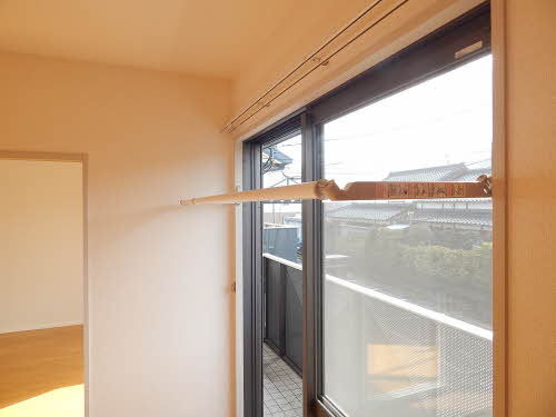 コンフォート山川　A棟のバルコニー|暖かな日差しのふりそそぐバルコニー