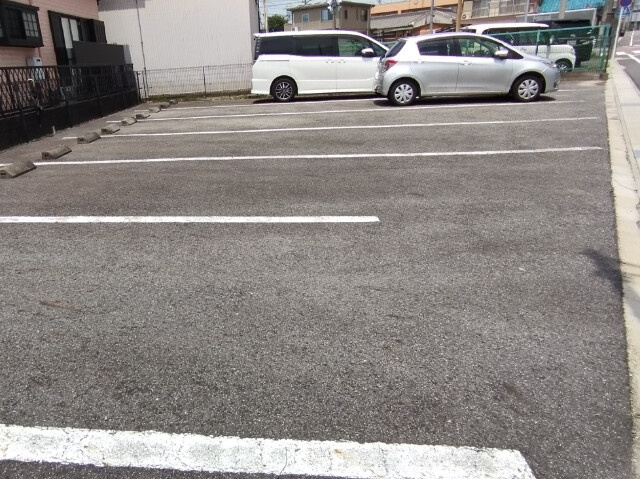 コーポ六名Ⅱの駐車場