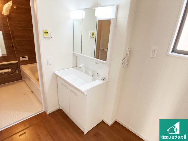 加古郡播磨町東本荘　第1期　新築一戸建ての独立洗面台|清潔感のある洗面台です。フラットな鏡は掃除がしやすく毎日清潔！鏡裏には収納があるのでスッキリとした洗面台が保てます。