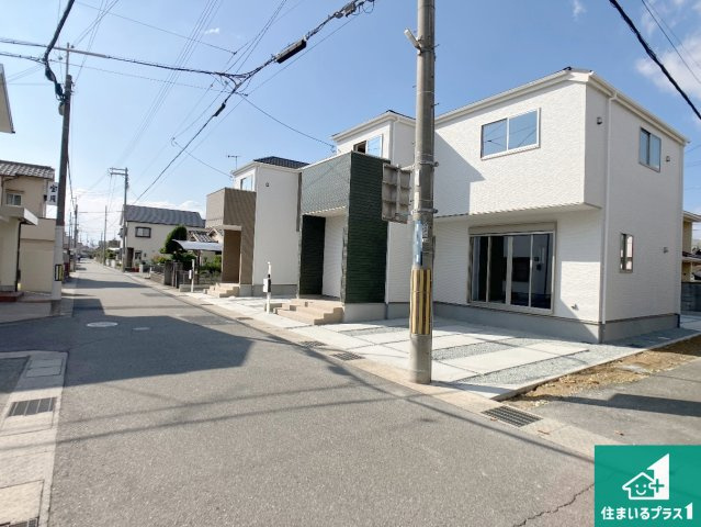 加古郡播磨町東本荘　第1期　新築一戸建ての前面道路含む現地写真|周辺は閑静な住宅街！前面道路広々で車の出し入れも便利です。駐車が苦手な方でも安心して車庫入れできます！