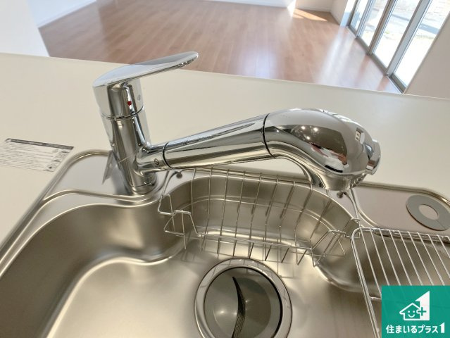 加古郡播磨町東本荘　第1期　新築一戸建ての設備|浄水器を内蔵！炊飯時、お茶を作る時に安心してお水を使えます！お湯と冷水、浄水と原水、シャワーの切替えもワンタッチです！