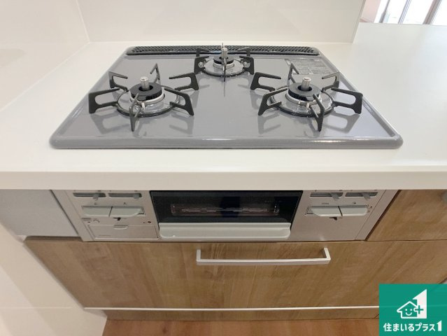 加古郡播磨町東本荘　第1期　新築一戸建ての設備|ダブル高火力Ｓｉセンサー付きコンロ！３口あるので、まとめて料理をする時も大活躍！